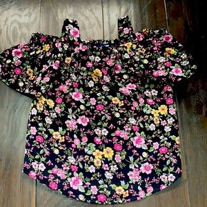 This blouse is from the brand daytrip, has many colors, is a size XS for girls!